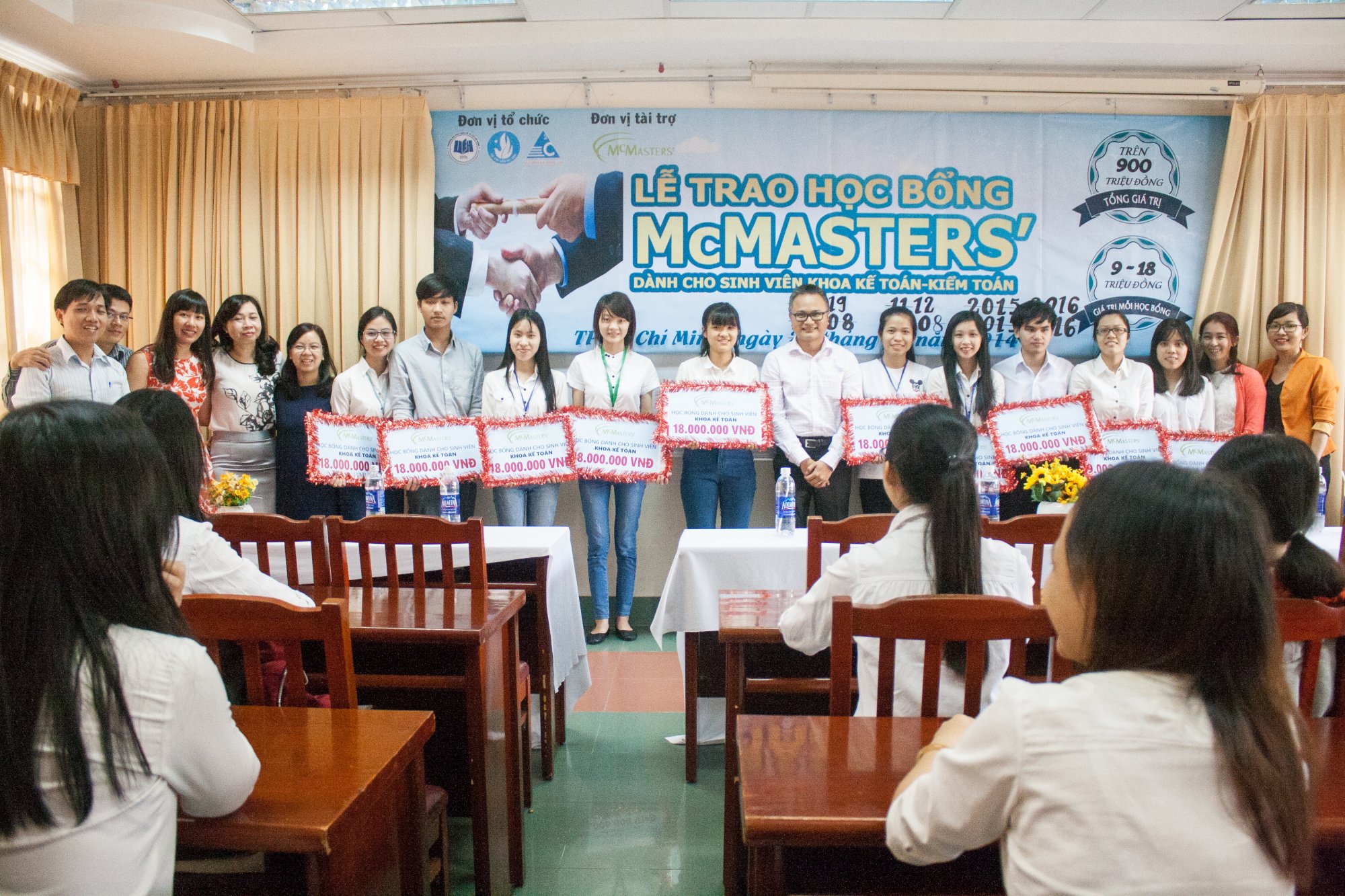 Sinh viên nhận học bổng chụp hình cùng thầy cô và đại diện công ty McMasters